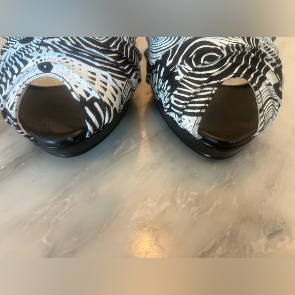 Kenneth Cole productions, unlisted, black and white high heels size 8.5 - Picture 5 of 9